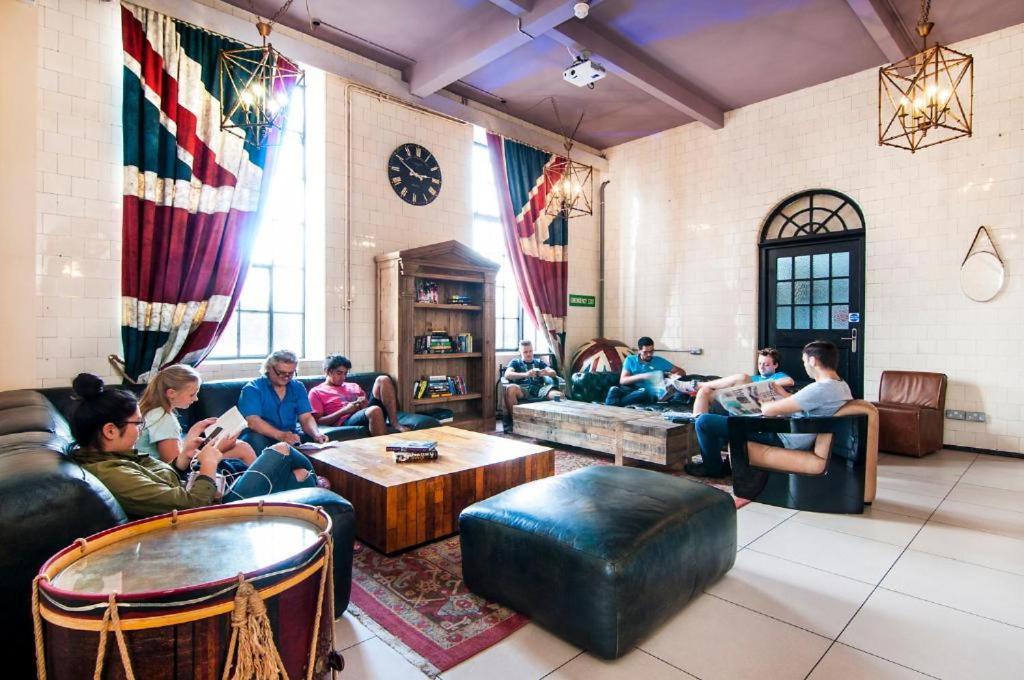 Rest Up Hostel Лондон Экстерьер фото